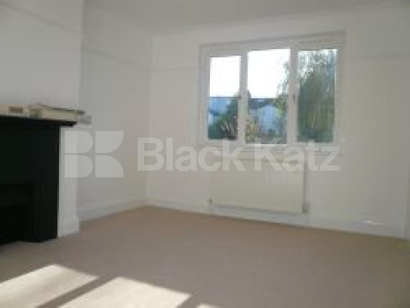 			AMAZING HOUSE!!!, 4 Bedroom, 1 bath, 1 reception Flat			 Creighton Ave, MUSWELL HILL N10